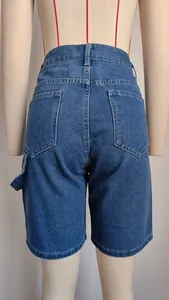 Vista trasera de pantalones cortos de mezclilla lavados con cintura alta