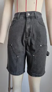 Vista frontal de pantalones cortos de mezclilla negra lavada con bolsillos y remaches
