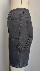 Vista lateral de pantalones cortos tipo cargo en denim lavado gris con lazo y bolsillos