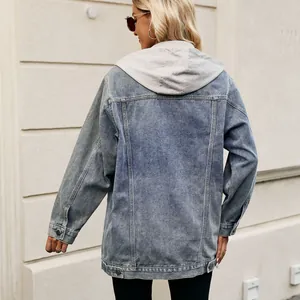 Detailweergave van de achterkant van een klassiek oversized denim jack met capuchon voor dames