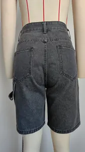 Vista trasera de bermudas vaqueras lavadas grises vintage para mujer con bolsillos en maniquí