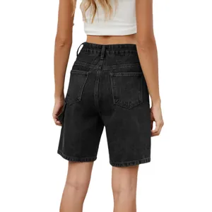 Vista trasera de pantalones cortos vaqueros negros lavados para mujer con cintura alta