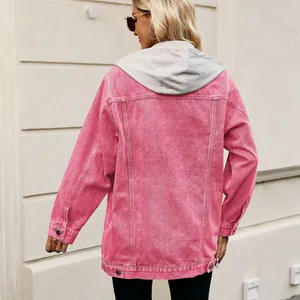 Achteraanzicht van een vintage oversized roze denim jack met een grijze capuchon