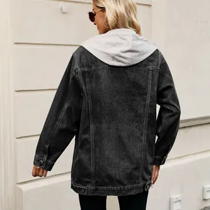 Achteraanzicht van een oversized zwart spijkerjack voor dames met grijze capuchon.