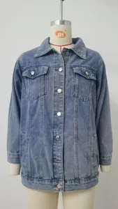 Gedetailleerd vooraanzicht van een klassiek blauw denim jack op een professionele paspop