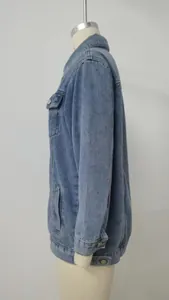 Zijaanzicht detail van een klassieke losvallende blauwe spijkerjas voor dames, retro stijl.
