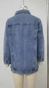 Gedetailleerd achteraanzicht van een klassiek losvallend blauw spijkerjack dames