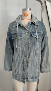 Vooraanzicht van een ruimvallend retro spijkerjack voor dames met grijze capuchon