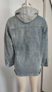 Detail achteraanzicht van een vintage lichtblauwe denim jas met een grijze capuchon.