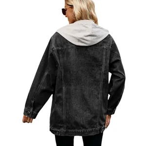 Achteraanzicht van een vintage oversized zwart spijkerjack met grijze capuchon