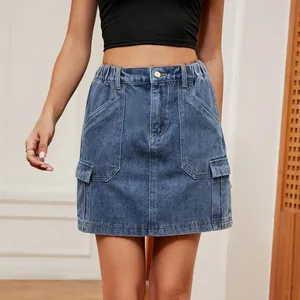 Vue détaillée d'une mini-jupe cargo en jean bleu délavé avec taille élastique.