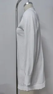 Vista lateral de una chaqueta larga de punto blanca de manga larga para mujer