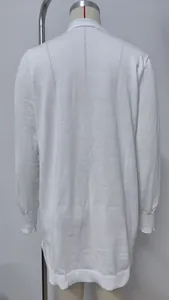 Vista trasera de un cárdigan largo de punto blanco en un maniquí con dobladillo acanalado.