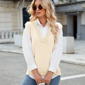 Eleganter beiger Strickpullover mit V-Ausschnitt für Damen über einem weißen Hemd