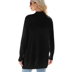 Vista trasera de una chaqueta larga de punto negra para mujer, estilo informal.