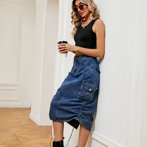 Jupe midi cargo en jean bleu vintage avec grandes poches latérales et ourlet froncé pour femme