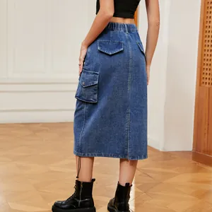 Vue arrière d'une jupe midi cargo en jean à taille haute avec poches à rabat.