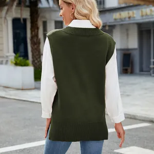 Rückansicht einer dunkelgrünen ärmellosen Strickweste für Damen vor Straßenhintergrund