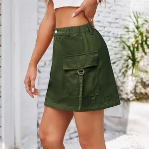 Vue latérale détaillée d'une mini-jupe cargo en jean vert olive délavé pour femmes