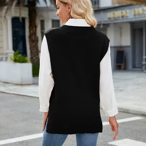 Rückansicht eines schicken schwarzen Strickpullovers über einem weißen Hemd im Streetstyle.