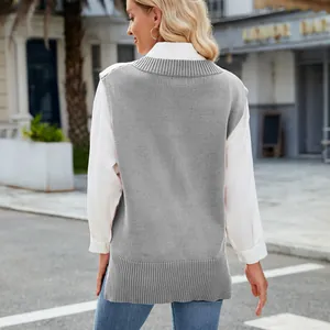 Detailansicht der Rückseite einer grauen ärmellosen Strickweste für Damen im Streetstyle