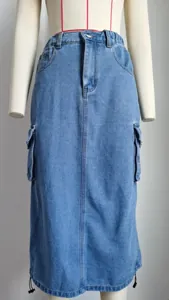 Vue de face détaillée d'une jupe midi cargo en denim bleu décontractée sur un mannequin