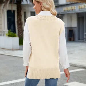 Detailansicht der Rückseite einer beigen Strickweste für Damen über einem weißen Hemd