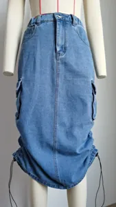 Vue détaillée d'une jupe midi cargo en jean bleu avec poches et cordon de serrage.