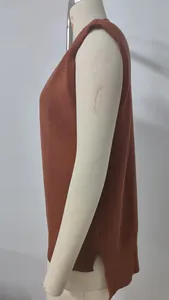 Seitenansicht einer rostfarbenen, ärmellosen Strickweste mit Seitenschlitz am Model