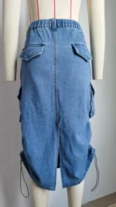 Vue arrière détaillée montrant la taille élastique et la fente de la jupe cargo.