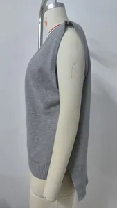 Detail-Seitenansicht der grauen V-Ausschnitt Strickweste für Damen mit Seitenschlitz
