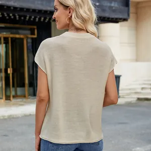 Detaillierte Rückansicht eines leichten beigen Damen-Strickpullovers mit Kurzarm und Rundhals