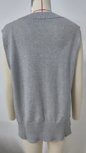 Detaillierte Rückansicht eines grau gestrickten Damen-Pullunder mit geripptem Saum.