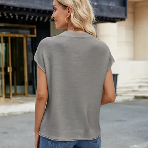 Rückansicht eines lässigen grauen Damen-Strickpullovers mit Rundhalsausschnitt und kurzen Ärmeln