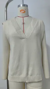 Detailansicht einer cremefarbenen Strickweste mit V-Ausschnitt für Damen am Mannequin