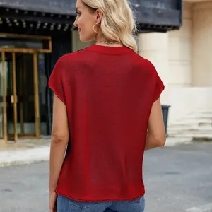 Detailansicht des Rückens eines roten ärmellosen Strickpullovers mit Rundhalsausschnitt.