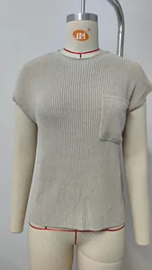 Detalle de un chaleco de punto sin mangas beige informal en un maniquí de costura