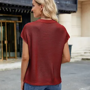 Rückansicht eines lässigen burgunderroten Kurzarm-Strickpullovers für Damen im Sommer