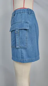 Détail d'une jupe cargo en jean délavé pour femme avec poche latérale et anneau en D