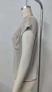 Perfil lateral detallado de un chaleco de punto beige sin mangas con bolsillo pequeño