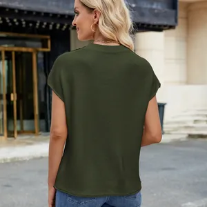 Rückansicht der dunkelgrünen Strickweste für Damen mit Textur und lockerer Passform