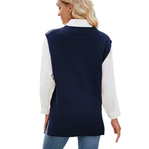 Vista posteriore di un gilet in maglia blu scuro da donna sopra una camicia bianca