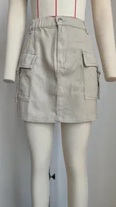 Vue détaillée d'une mini-jupe cargo en denim délavé kaki sur un mannequin blanc