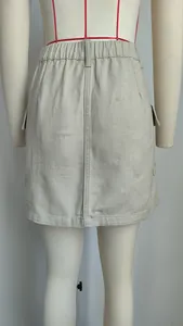 Vue arrière détaillée d'une mini-jupe cargo en jean kaki avec taille élastiquée