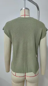 Vista posterior detallada de un chaleco corto de punto verde salvia con textura de canalé en maniquí