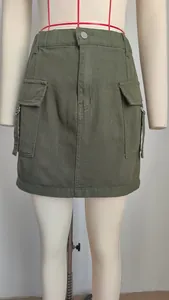 Gros plan détaillé sur une mini-jupe cargo en denim délavé vert armée avec des poches.