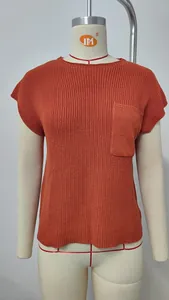 Chaleco de punto de manga corta terracota con bolsillo delantero en un maniquí