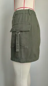 Détail de la poche latérale et de l'anneau métallique sur une mini-jupe cargo vert armée