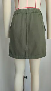Vue détaillée d'une mini-jupe cargo en jean vert armée avec une taille élastiquée