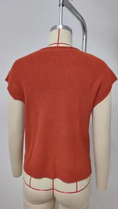 Vista trasera de chaleco de punto informal naranja de manga corta para mujer en maniquí